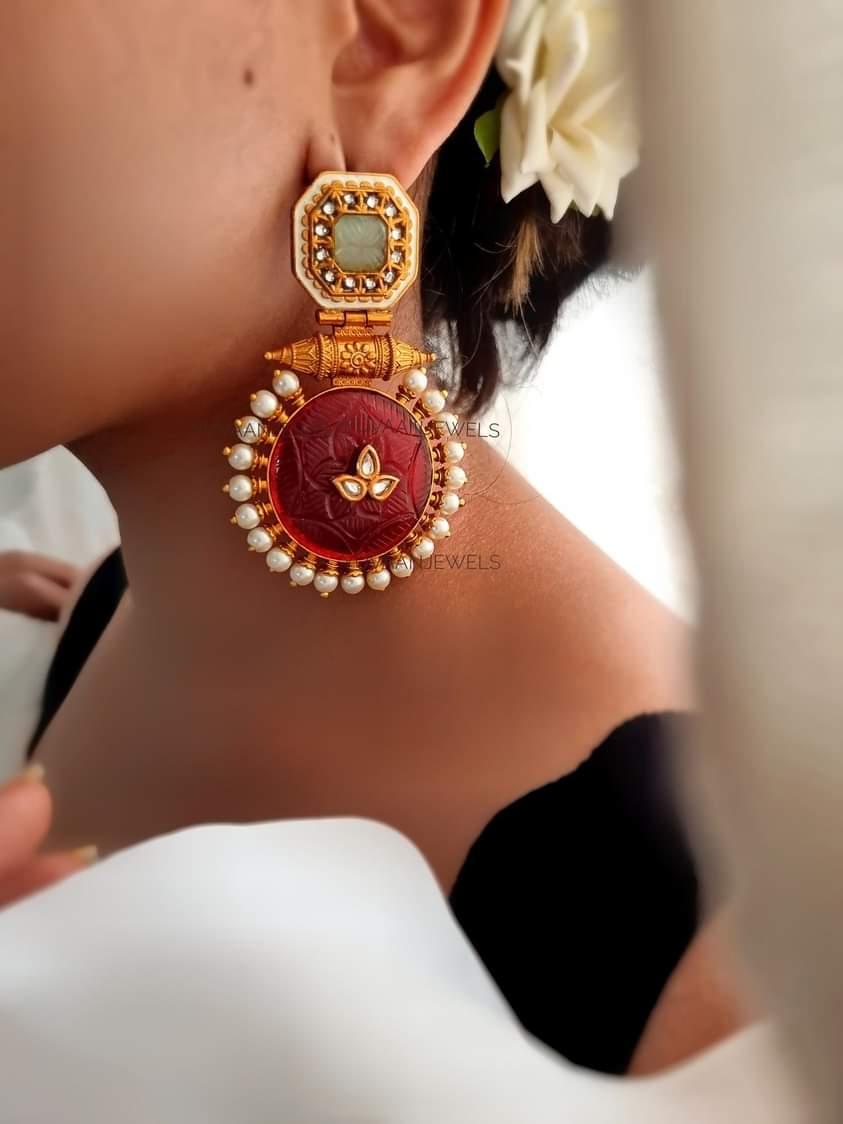 Abroo Carved Chaandbaali