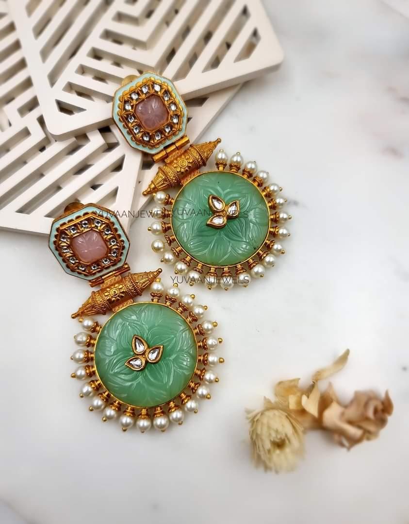 Abroo carved chaandbaali