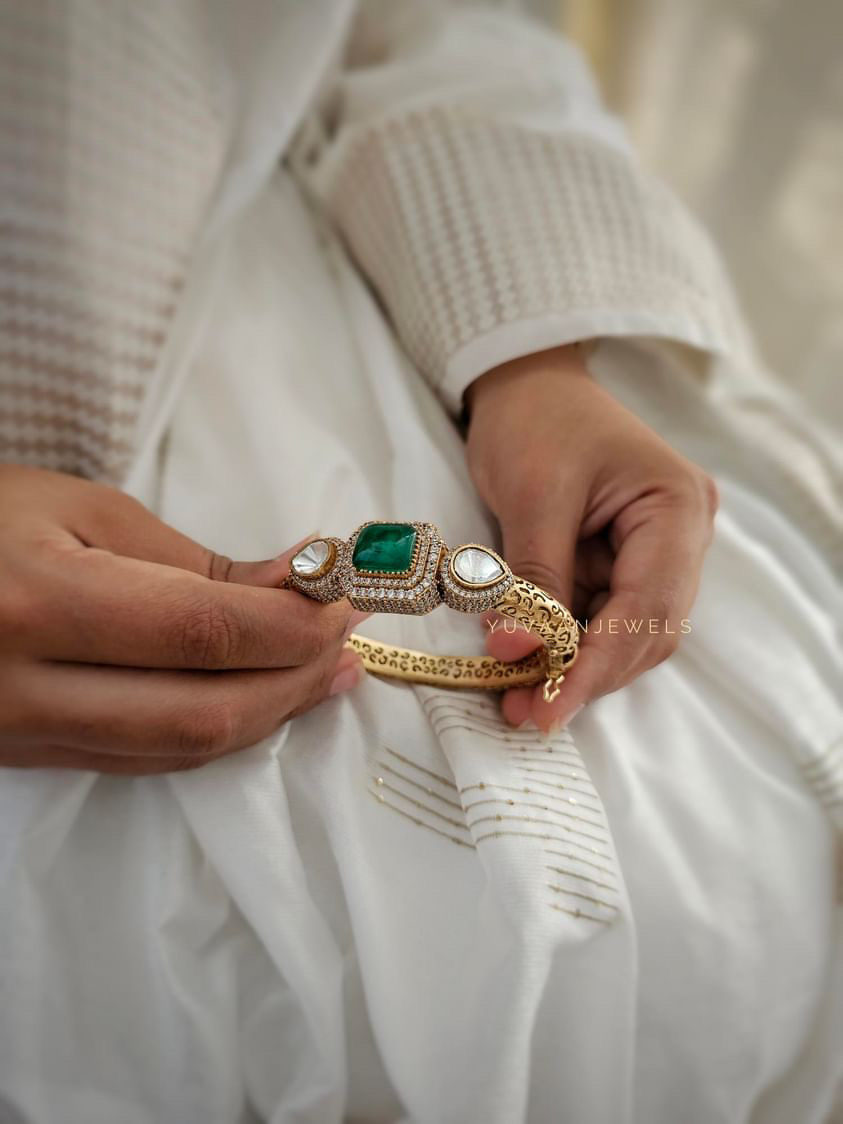 Arohi Openable Quartz bangle