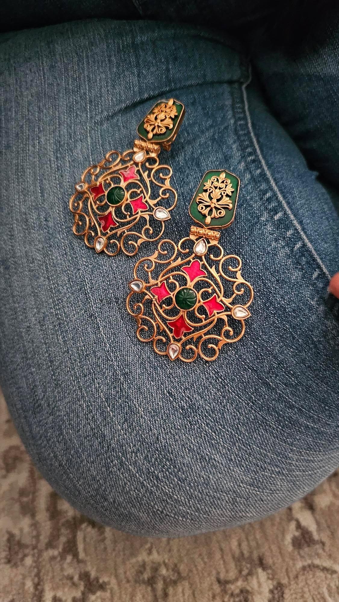 Amiara delicate chaandbali with kaan chain