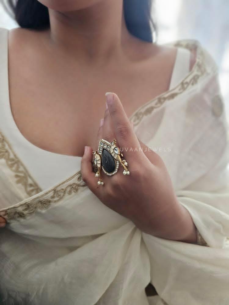 Pihu Handcarved ring