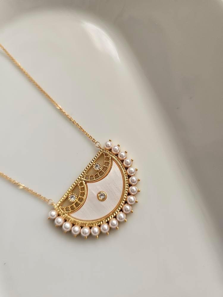 Soorat delicate necklace