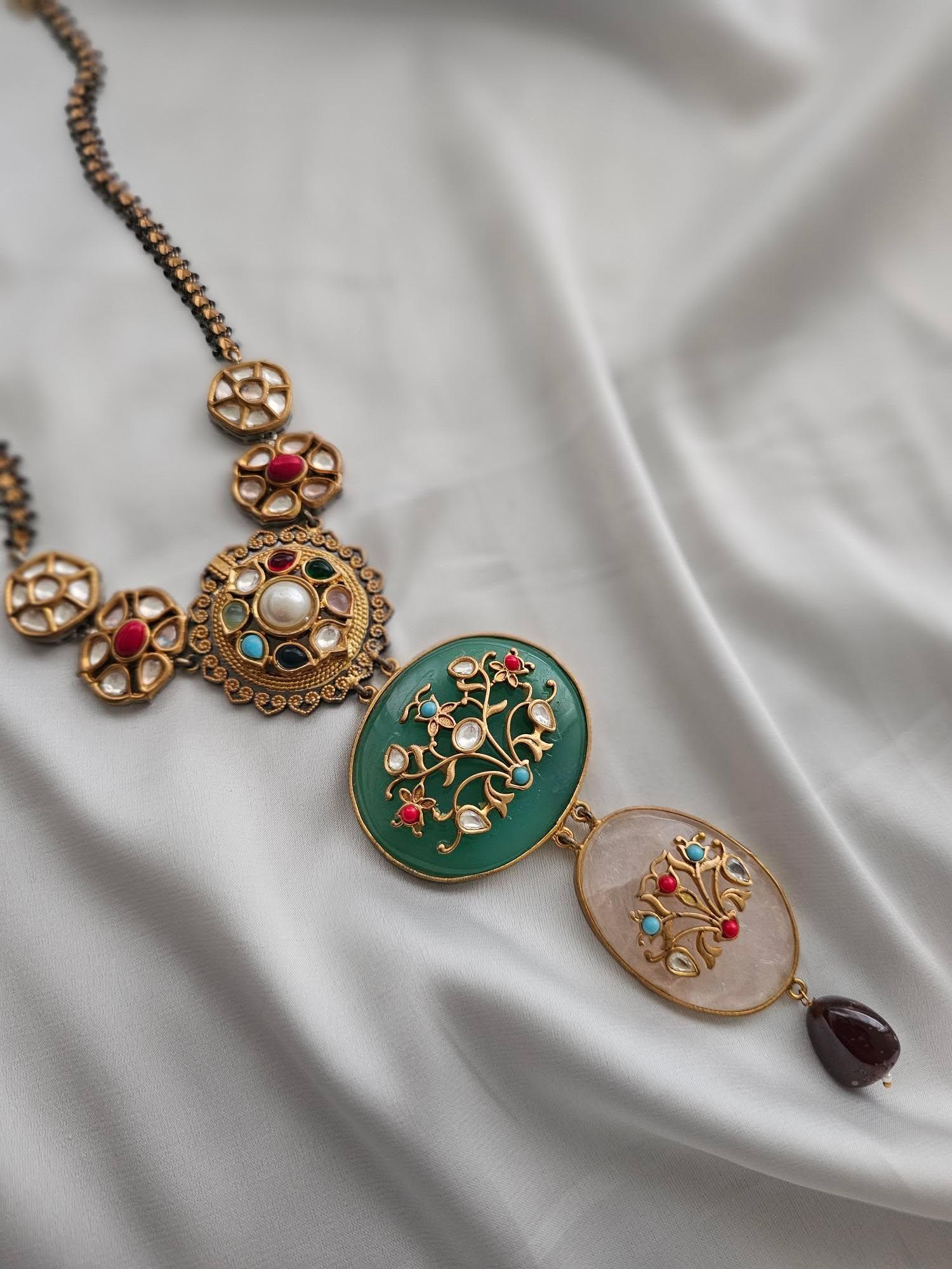 Hafsa quartz long necklace