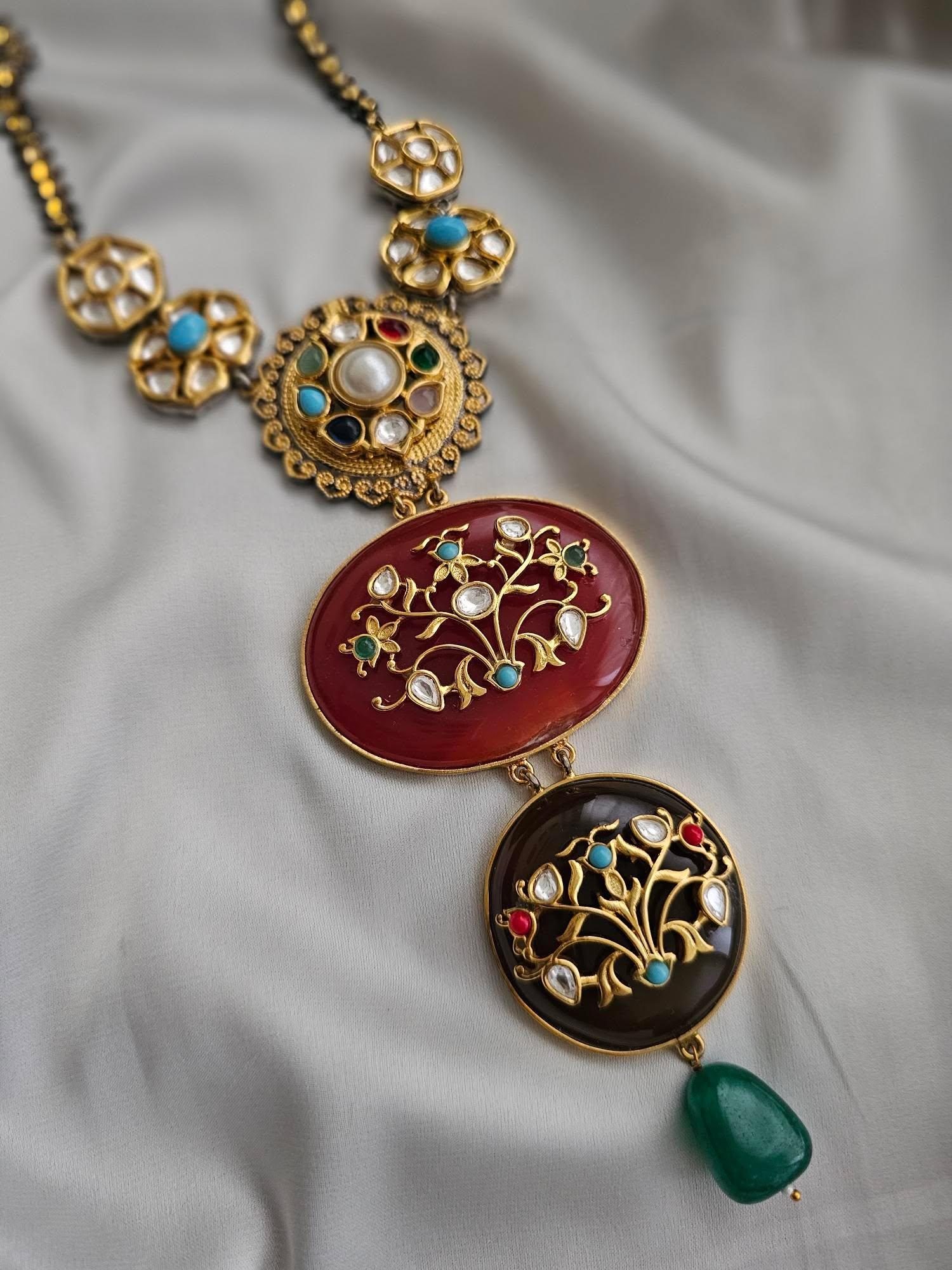 Hafsa quartz long necklace